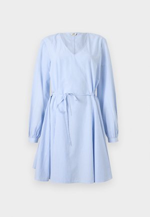 Světlomodré šaty s výstřihem do V, dlouhými rukávy, tenkými vertikálními pruhy a zavazovacím páskem v pase, zobrazené na jednobarevném bílém pozadí.