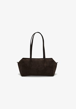 Sac à main en suede marron foncé avec des anses allongées, une forme rectangulaire structurée et une texture lisse. Présente des coutures latérales angulaires et aucun élément de quincaillerie visible.
