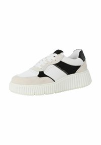 Sneaker in suede bianco e beige con accenti neri, punta rotonda e suola rigida bianca spessa. Presenta lacci e un design perforato.