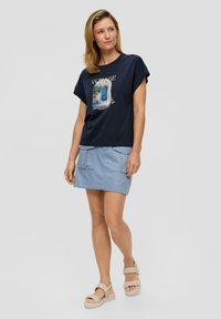 s.Oliver MIT KAPPÄRMELN - T-shirt print - tiefblau