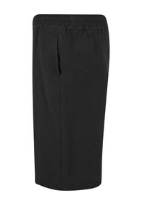 Shorts noirs à taille élastique avec poches latérales, longueur au genou et coupe ample.