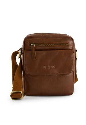 Brun læder crossbody taske med en glat overflade, lynlåslomme på fronten, justerbar stofrem og præget logo på fronten.