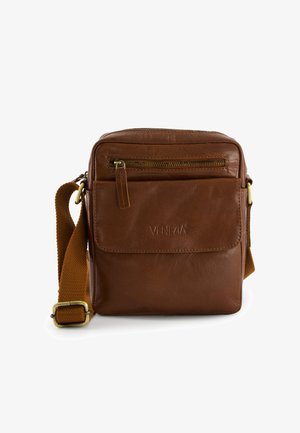 Brun læder crossbody taske med en glat overflade, lynlåslomme på fronten, justerbar stofrem og præget logo på fronten.