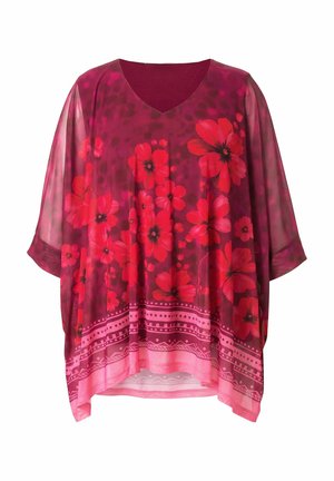 Volná, průsvitná magenta halenka s jasně červeným květinovým potiskem a vzorovaným růžovým lemem, s 3/4 rukávy a výstřihem do V.