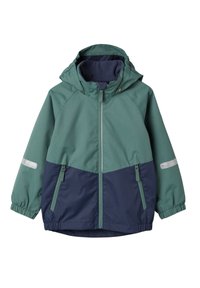Hooded jack in teal en marineblauw, gemaakt van waterafstotend materiaal. Voorzien van reflecterende accenten, een ritssluiting aan de voorkant en elastische manchetten.