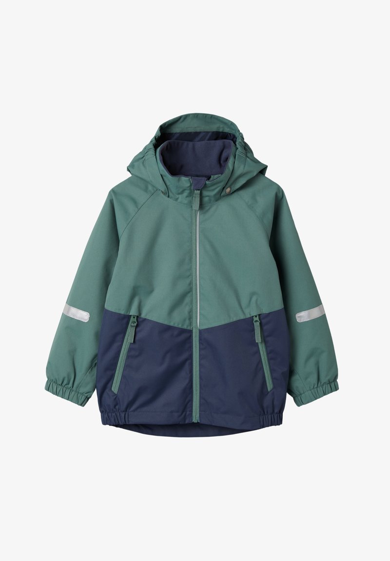 Hooded jack in teal en marineblauw, gemaakt van waterafstotend materiaal. Voorzien van reflecterende accenten, een ritssluiting aan de voorkant en elastische manchetten.