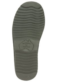 Rubberen schoenzool in het grijs met een getextureerd golfpatroon voor grip. Kenmerkt zich door een logo dat de vorm van Australië heeft met "WARMBAT AUSTRALIA" in reliëf.