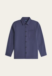 Marineblauwe overhemd met lange mouwen en knopen, voorzien van een kraag, voorzak en zwarte knopen. Soepele textuur, taillering en gestructureerd ontwerp.