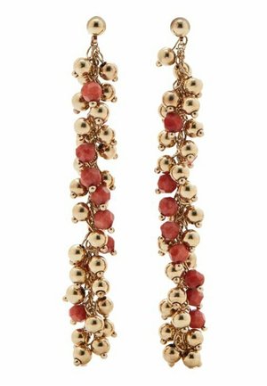 Longues boucles d'oreilles pendantes dorées avec des grappes de petites perles dorées brillantes et des perles rouges facettées disposées le long des chaînes.