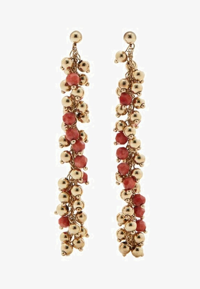 Longues boucles d'oreilles pendantes dorées avec des grappes de petites perles dorées brillantes et des perles rouges facettées disposées le long des chaînes.