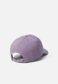 Lilla baseballcap laget av bomull, med en buet skygge, justerbar stropp bak, og ton-i-ton sømmer på toppen.