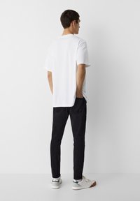 PULL&BEAR BASIC CARROT - Jeans Tapered Fit - black
