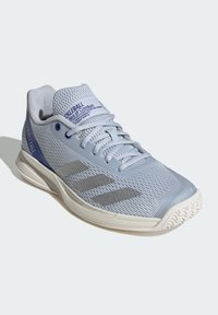 Ljusblå idrottssko med mesh-överdela, grå Adidas-ränder, vit sula och blå detaljer märkta "PICKLEBALL" på tungan och hälen.