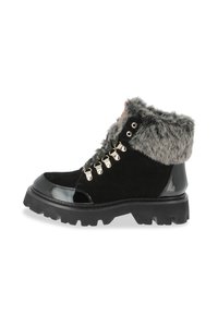 Botas de tobillo de ante negro y charol con un cuello de piel de color gris, ojales dorados y una suela negra resistente.