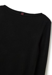 Schwarzer Pullover mit rundem Halsausschnitt, aus weichem, strukturiertem Stoff. Mit einem dezenten Saum und einem Etikett mit roter Schrift auf der Rückseite.