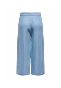 Culottes de denim azul claro, de pierna ancha, con una textura suave y una cinturilla de altura media. Presentan líneas limpias y costuras simples.