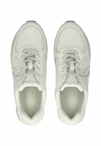 Sneakers bianchi in rete con dettagli in pelle, dotati di un design con lacci, collo imbottito e finitura texturizzata. Logo stampato sulla soletta.