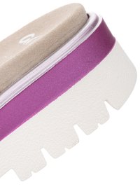 Sandalia con suela blanca gruesa y tacos profundos, con una media suela morada brillante y una plantilla de ante beige.