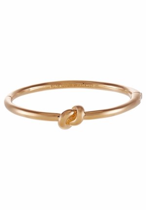 Gouden armband met een gladde afwerking met een centrale knoopdetail en een scharnierende sluiting.