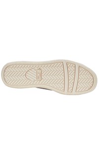 Sula av skon designad med ett vävt mönster, med en texturerad, off-white gummimaterial och en inpräglad logotyp i mitten.