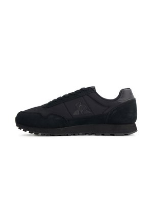Sneaker basse nere con pannelli in suede e tessuto, chiusura con lacci, suola rigata e logo goffrato discreto sul lato.