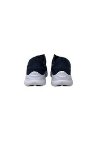 Scarpe da ginnastica blu navy con tomaia in tessuto testurizzato, suola bianca imbottita e design minimalista. Presentano un tallone sicuro e una fodera morbida.