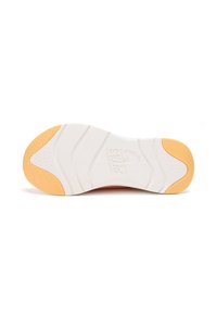 Semelle de chaussure présentant une base blanche avec un accent orange, des lignes courbes et un motif texturé pour une meilleure adhérence, affichant le logo de la marque au centre.