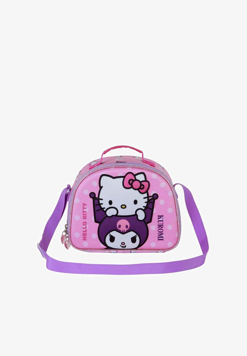 Bolsa térmica rosa con diseños de Hello Kitty y Kuromi. Forma redondeada, correa morada, patrón de puntos y cierre de cremallera.