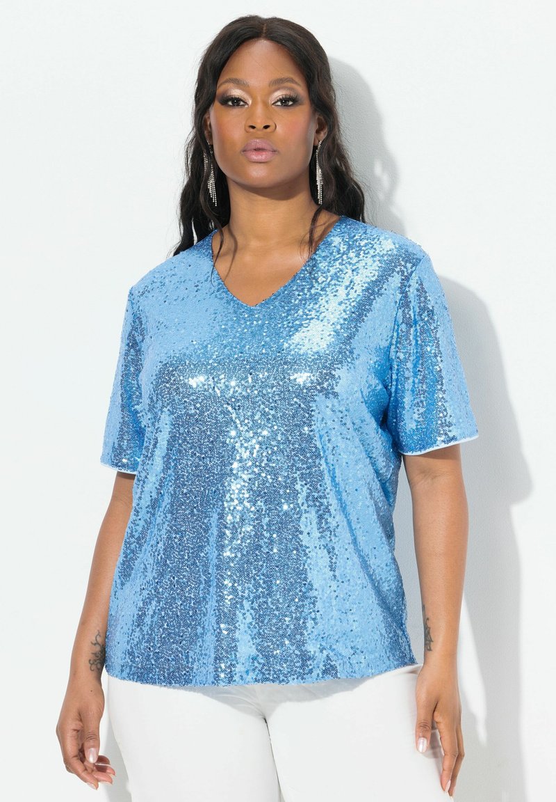 Top blu con paillettes, a maniche corte e scollatura a V, dal taglio morbido, caratterizzato da una texture riflettente scintillante e privo di motivi o decorazioni visibili.