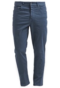 Donkerblauwe, slim-fit broek van katoen met een zachte textuur. Voorzien van vijf zakken en een metalen knoopsluiting.