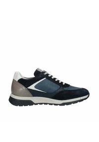 Zapatilla deportiva con una parte superior de malla en azul marino y azul claro, paneles de ante, acentos blancos y una suela acolchada. Cuenta con un sistema de cordones en la parte delantera.
