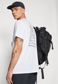 Peak Performance EXPLORE GRAPHIC TEE - T-shirts print - white