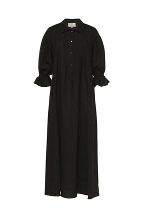 Hosszú fekete ruha gallérral, három gombbal a mellrészen, puffadt háromnegyedes ujjakkal és fodros mandzsettával.