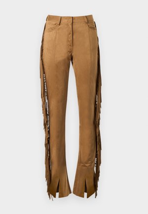 Pantalon en daim marron avec franges latérales, coupe ajustée et ourlets fendus, présentant une texture lisse et des détails de couture minimalistes.