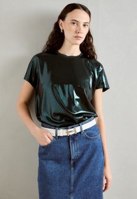 Mos Mosh O NECK TEE - Marškinėliai su spaudiniu - dark pine