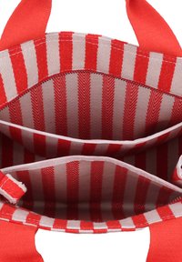 Interno della borsa tote a righe rosse e bianche con due scomparti, tessuto morbido, motivo a spina di pesce e cuciture rifinite.