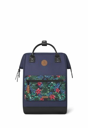Sac à dos bleu marine avec un fond noir texturé, présentant une poche avant à motif floral et des poignées noires. Accent en cuir avec logo sur le dessus.