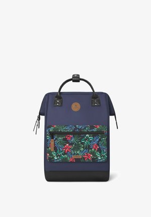 Sac à dos bleu marine avec un fond noir texturé, présentant une poche avant à motif floral et des poignées noires. Accent en cuir avec logo sur le dessus.