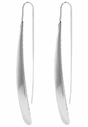 Silberne, längliche Creolen mit einer glatten, polierten Oberfläche und dünnen Draht-Haken zur Befestigung. Elegantes, zeitgenössisches Design, minimalistischer Stil.