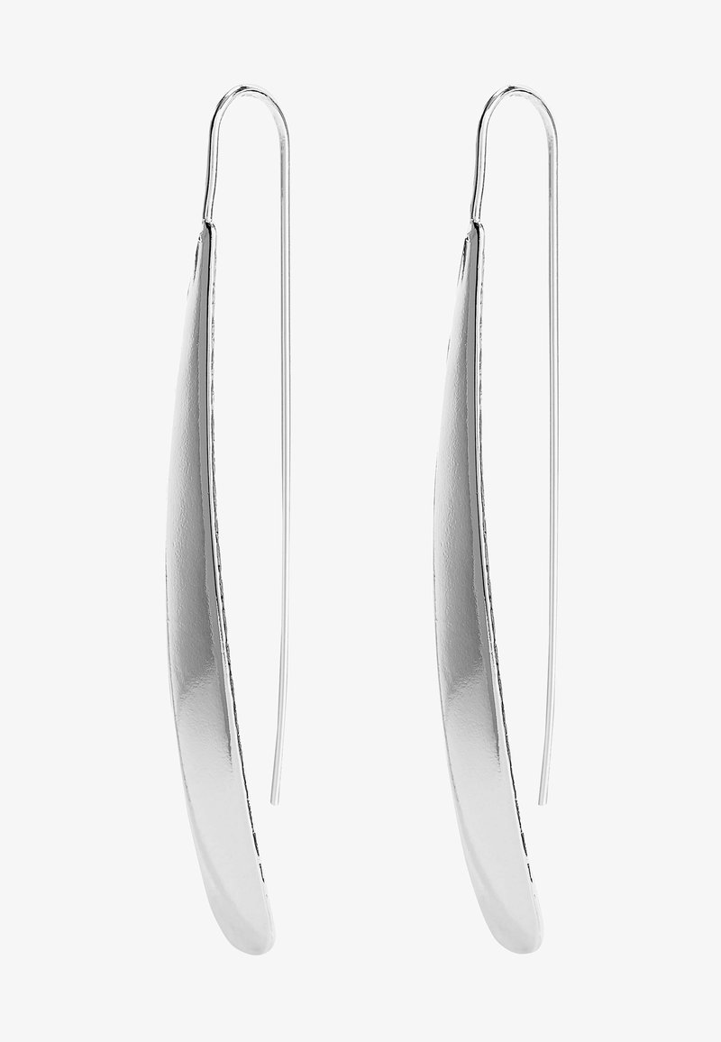 Boucles d'oreilles en argent allongées, avec une finition lisse et polie, dotées de crochets en fil fins pour la fixation. Design élégant et contemporain, forme minimaliste.