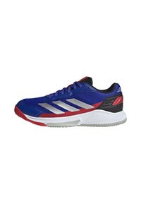 Chaussure de sport avec un upper en mesh bleu vif, des rayures argentées, des accents rouges sur la semelle et un contrefort de talon noir pour le soutien.