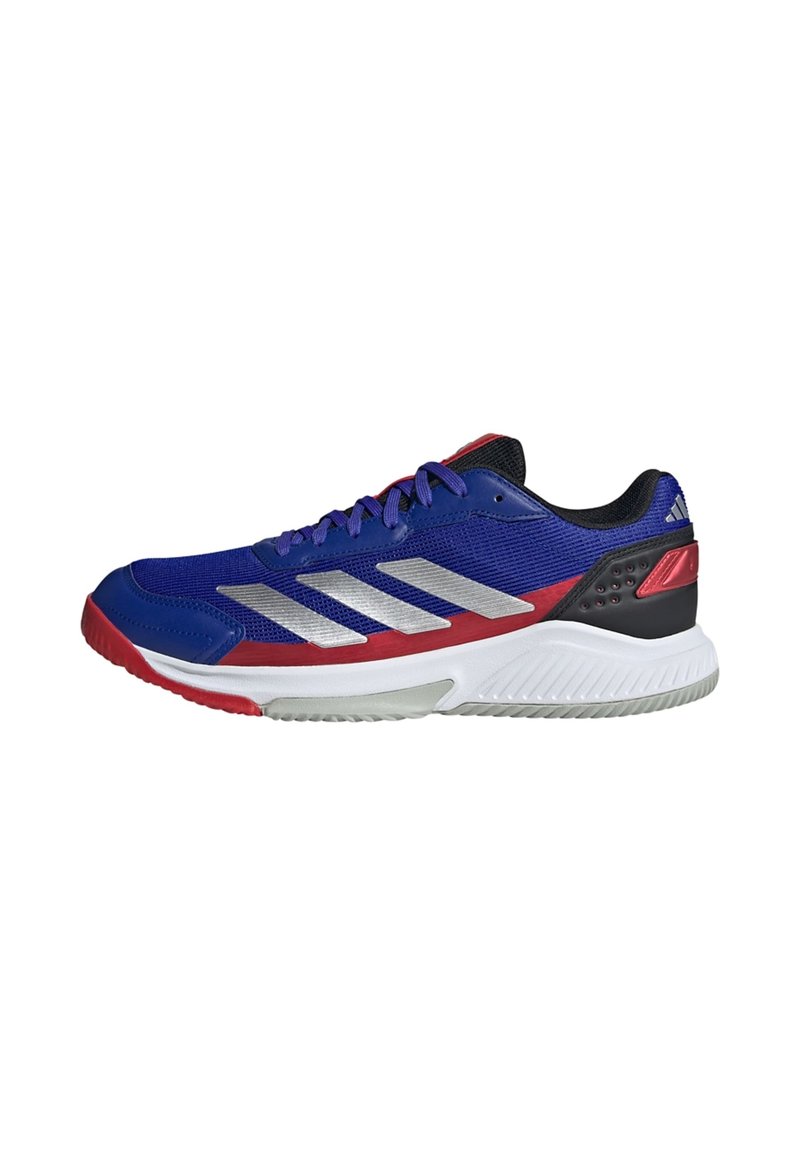 Chaussure de sport avec un upper en mesh bleu vif, des rayures argentées, des accents rouges sur la semelle et un contrefort de talon noir pour le soutien.