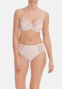Set di lingerie rosa tenue con reggiseno rifinito in pizzo e dettagli trasparenti, abbinato a una brasiliana a vita alta con ricami floreali sui lati.