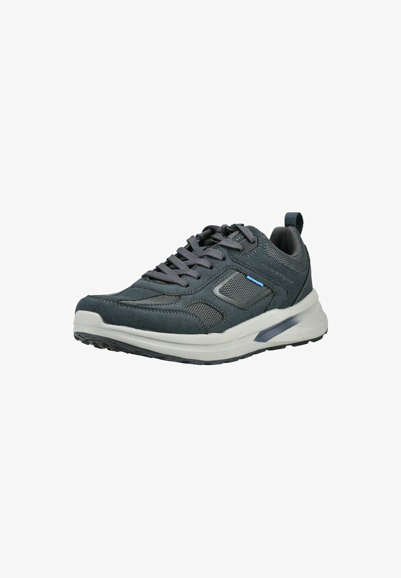 Dunkelgrauer Sportschuh mit Mesh-Einsätzen, Schnürverschluss vorne, weißer Sohle und Schlaufe an der Ferse, schräg gezeigt von der Seite und vorne.