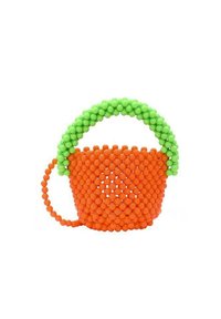 Plastikkärl gjort av orange pärlor, med ett handtag av gröna pärlor och ett sidogrepp, rund form, öppen topp och en strukturerad yta.