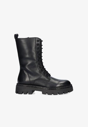 Bota de combate de cuero negro hasta la mitad de la pantorrilla con suela gruesa de tacos, cierre frontal con cordones y lengüeta en la parte trasera.