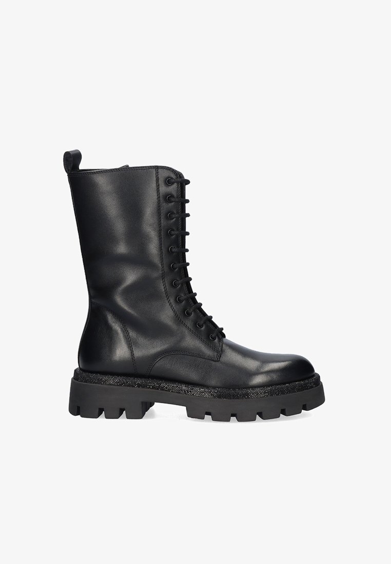 Bota de combate de cuero negro hasta la mitad de la pantorrilla con suela gruesa de tacos, cierre frontal con cordones y lengüeta en la parte trasera.