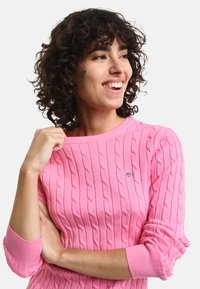 GANT CABLE C NECK - Strickpullover - candy pink