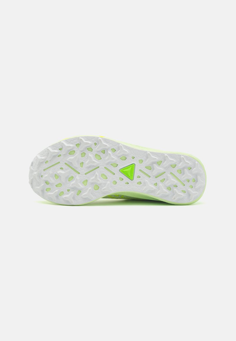 Suela de zapato con una base de goma blanca texturizada, que presenta un patrón de dibujo geométrico y un vibrante acento verde neón a lo largo del borde.