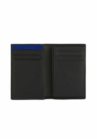 Portafoglio in pelle nera con più slot per carte, texture liscia e un accento blu sullo slot superiore per le carte. Vista aperta che mostra lo spazio interno.